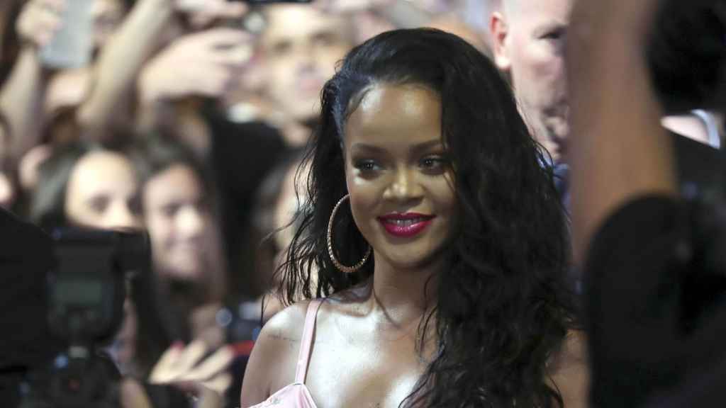 La artista Rihanna luciendo unos pendientes de aro.