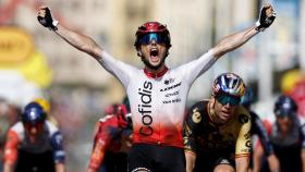 Victor Lafay levanta los brazos para celebrar su victoria en la segunda etapa del Tour de Francia.