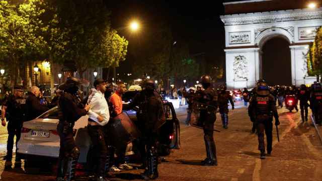 Cientos de policías desplegados en el centro de París para evitar otra noche de disturbios.