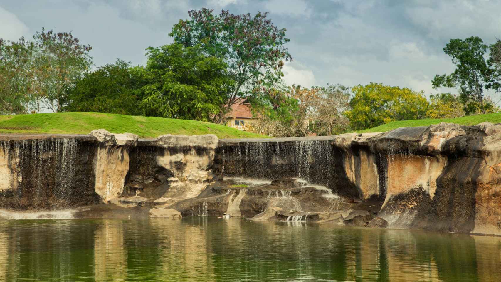 Uno de los hoyos más espectaculares de Guavaberry, un par tres con green en alto detrás de la cascada.