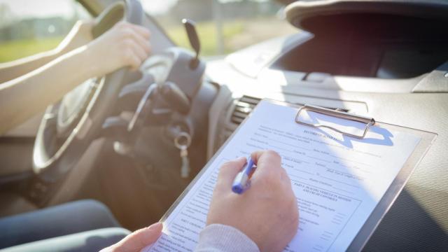 Estas son las 10 preguntas que más se fallan en el carnet de conducir: ¿lo aprobarías?