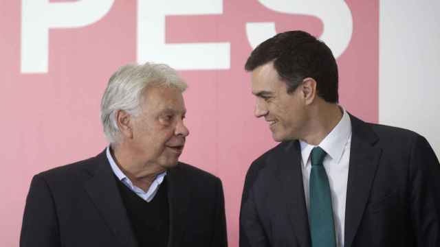 Felipe González y Pedro Sánchez, en 2015, juntos en un encuentro de dirigentes socialdemócratas europeos.