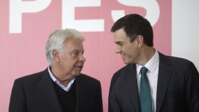 Felipe González y Pedro Sánchez, en 2015, juntos en un encuentro de dirigentes socialdemócratas europeos.