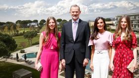 La Familia Real junto al Hotel Camiral de Caldes de Malavella, en un montaje de JALEOS.