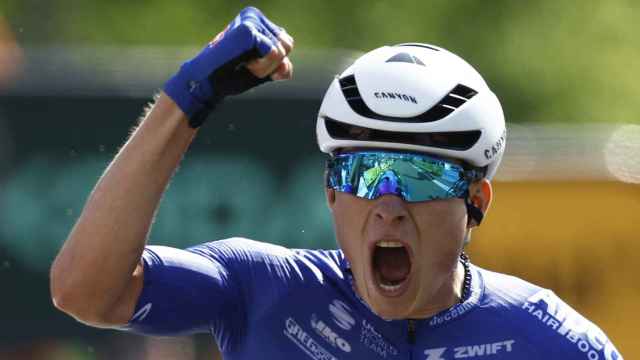 Jasper Philipsen celebra su victoria en la tercera etapa del Tour de Francia 2023.