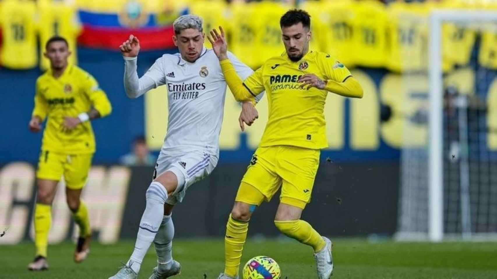 Fede Valverde y Alex Baena durante un partido entre el Real Madrid y el Villarreal