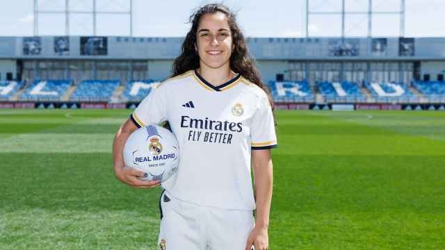 Oihane Hernández, posando con la equipación del Real Madrid Femenino tras su fichaje