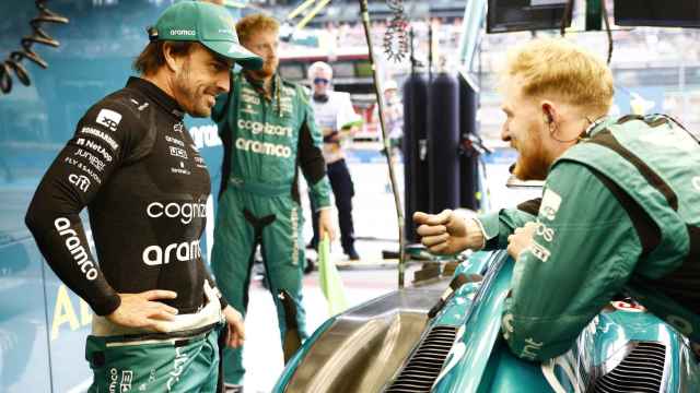 Fernando Alonso, junto a los mecánicos de Aston Martin