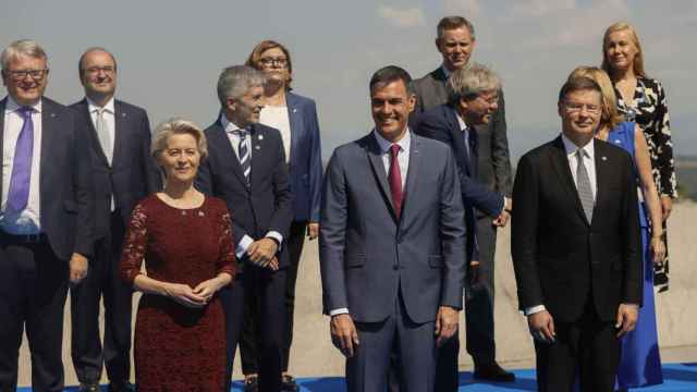 El presidente del Gobierno, Pedro Sánchez (c), posa para una foto de familia junto a la presidenta de la Comisión Europea, Ursula von der Leyen (i), y el resto de comisarios europeos y miembros de su gabinete en Madrid.