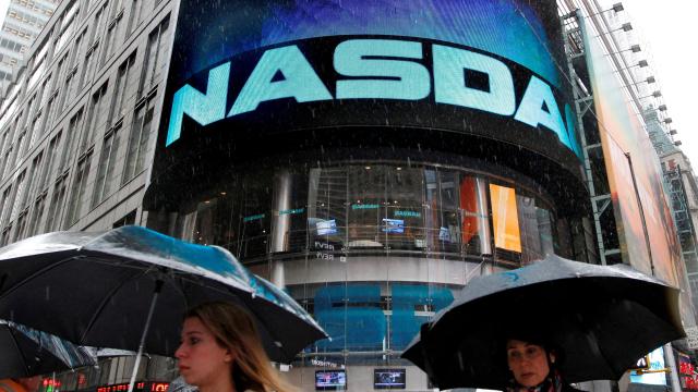 Varios transeúntes pasan por delante de la sede del Nasdaq en Nueva York.