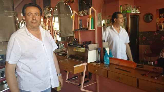 José Antonio García, el barbero/peluquero de la Peluquería Tino en el Barrio Blanco de Salamanca