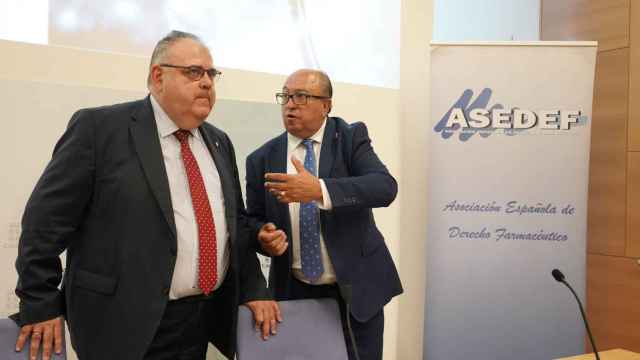 El consejero de Sanidad, Alejandro Vázquez, y el presidente de ASEDEF, Mariano Avilés Muñoz, inauguran una jornada sobre la innovación en el sistema sanitario de Castilla y León.