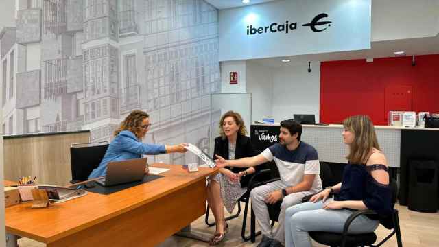 Imagen de la firma del primer préstamo hipotecario acogido a la ayuda 'Mi primera vivienda' de la Junta de Castilla y León