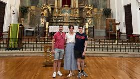 Imagen de los tres voluntarios en la Iglesia de San Ildefonso.