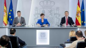 El ministro de Industria, Comercio y Turismo, Héctor Gómez; la ministra Portavoz y de Política Territorial, Isabel Rodríguez y el ministro de Sanidad, José Miñones, durante una rueda de prensa posterior al Consejo de Ministros, en el Palacio de La Moncloa, a 4 de julio de 2023.