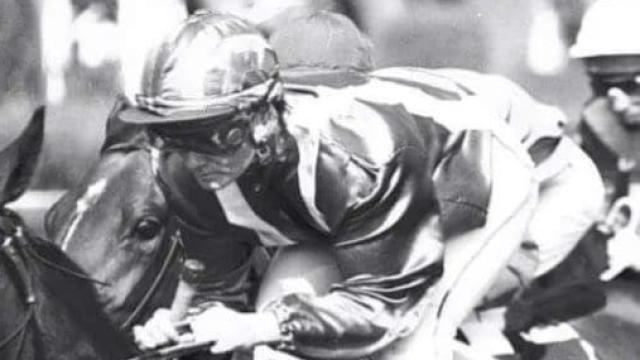 Conchita Mínguez, la primera mujer jockey en España.