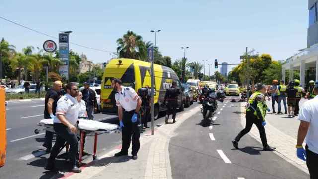 Servicios de emergencia tras el presunto ataque en Tel Aviv.