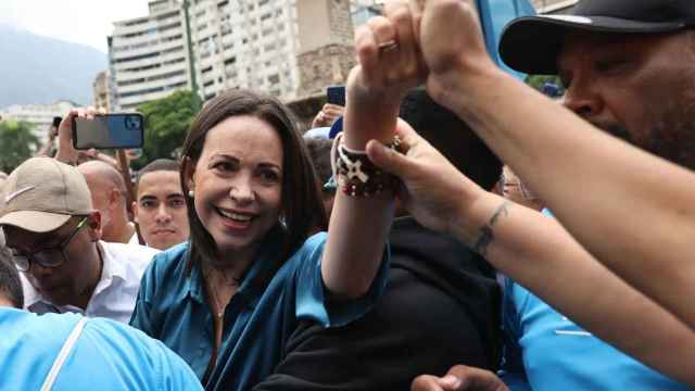 Fotografía de archivo, tomada el pasado 23 de junio, en la que se registró a la líder opositora venezolana María Corina Machado, al saluda a seguidores, en Caracas (Venezuela).