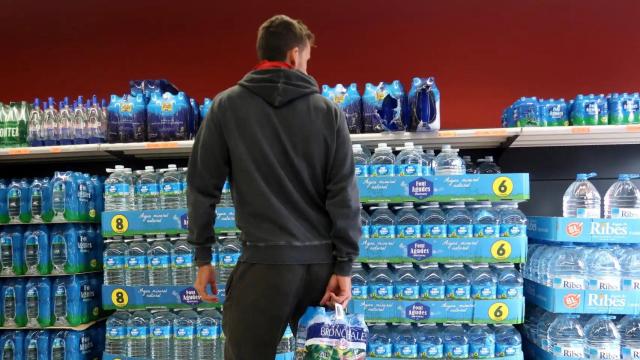 Botellas de agua supermercado.