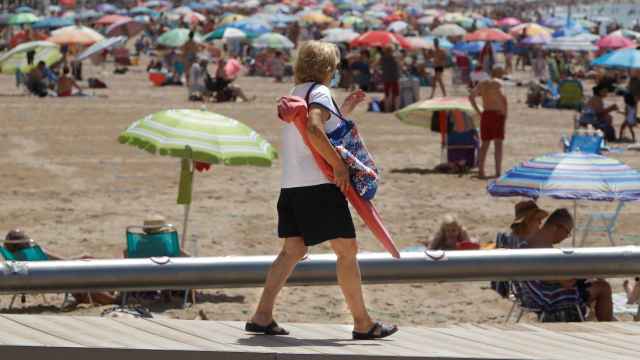 Una persona mayor observa la playa de Levante de Benidorm, en imagen de archivo.