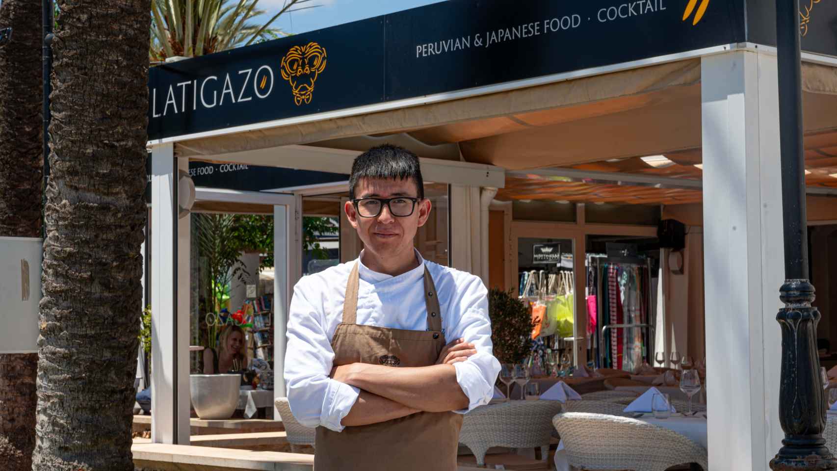 Jorge Rodríguez frente a la entrada del restaurante Latigazo Mallorca.