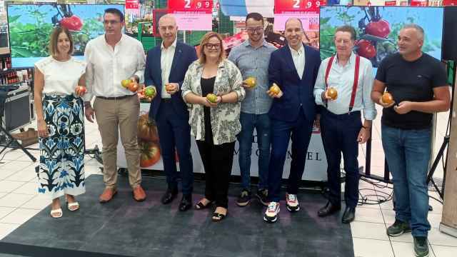 Presentación de la tercera campaña del tomate Muchamiel en el Alcampo de Plaza Mar de Alicante.