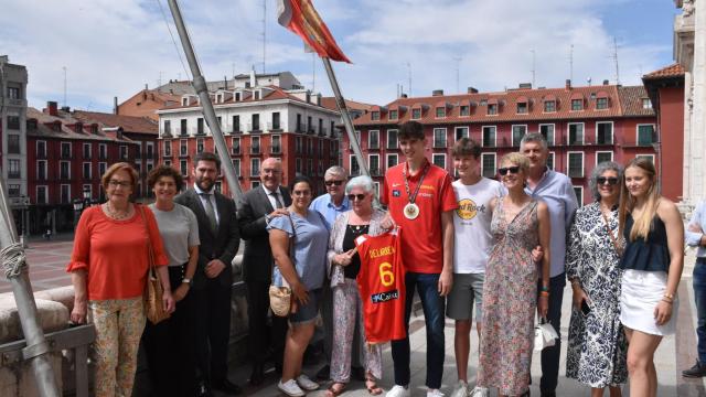 Sergio de Larrea junto a su familia, Carnero, Mayte Martínez y Francisco Blanco en el balcón del Ayuntamiento de Valladolid