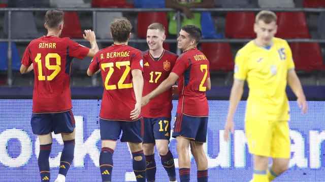 Los jugadores de la selección española sub21, felicitando a Sergio Gómez tras hacer el 5-1 en las semifinales del Europeo