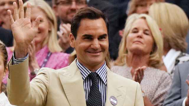 Roger Federer, saludando a la afición de Wimbledon en su homenaje