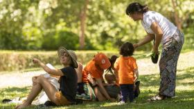 Una familia en el parque de El Retiro.