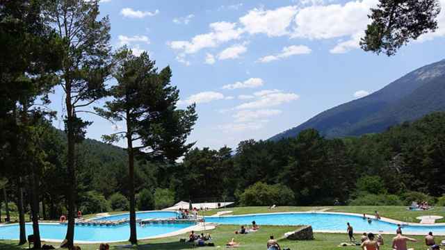 Conoce la piscina con vistas a la sierra que te dejará sin palabras: una escapada de relax al lado de Madrid