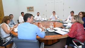 Pedro Sánchez, con Nadia Calviño, María Jesús Montero, José Luis Escrivá, Manuel de la Rocha, Ion Antolín, Óscar López,  Félix Bolaños y Teresa Ribera,  preparando con su equipo los debates electorales, en una foto colgada por el presidente del Gobierno en Instagram.