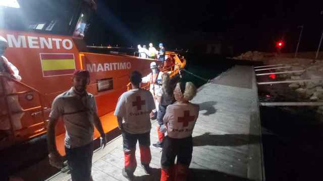 Los hombres procedentes en patera llegan en el barco de Salvamento Marítimo al puerto de Alicante.