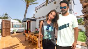 María Patiño y Ricardo Rodríguez junto a su casa en Fuerteventura, en un montaje de JALEOS.