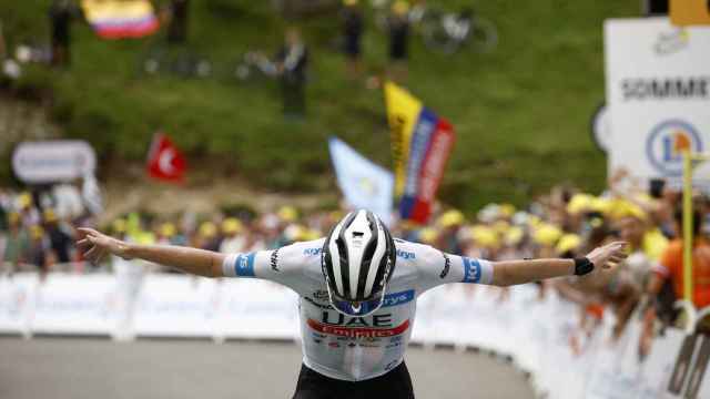 Tadej Pogacar celebra su triunfo en la sexta etapa del Tour de Francia con final en Cauterets.