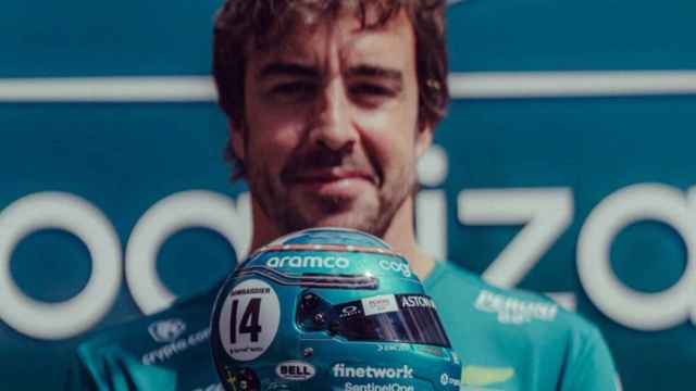 Fernando Alonso, con su casco especial para el Gran Premio de Gran Bretaña de la F1 2023