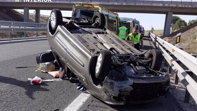 Vehículo volcado en Castillo de Garcimuñoz (Cuenca). Foto: Guardia Civil