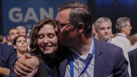 El presidenta de la Comunidad de Madrid, Isabel Díaz Ayuso, y el presidente del PP de Madrid, Alfonso Serrano.