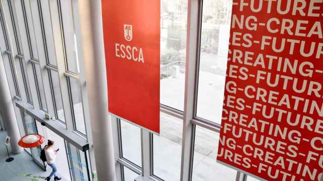 Interior del campus de ESSCA en Angers.