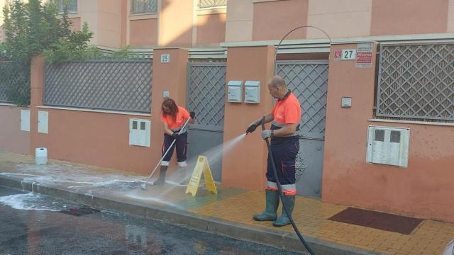 Dos trabajadores de Limasam, la empresa de limpieza de Málaga, con el nuevo uniforme.