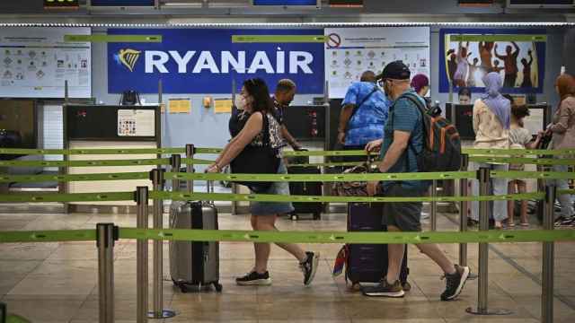 Las colas de facturación de Ryanair en un aeropuerto.