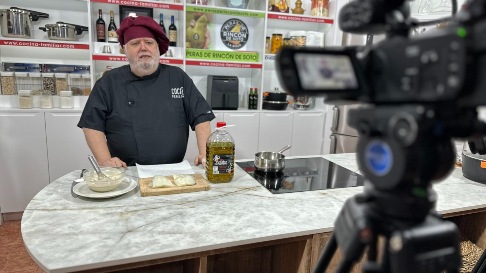 Javier Romero grabando una de sus recetas.