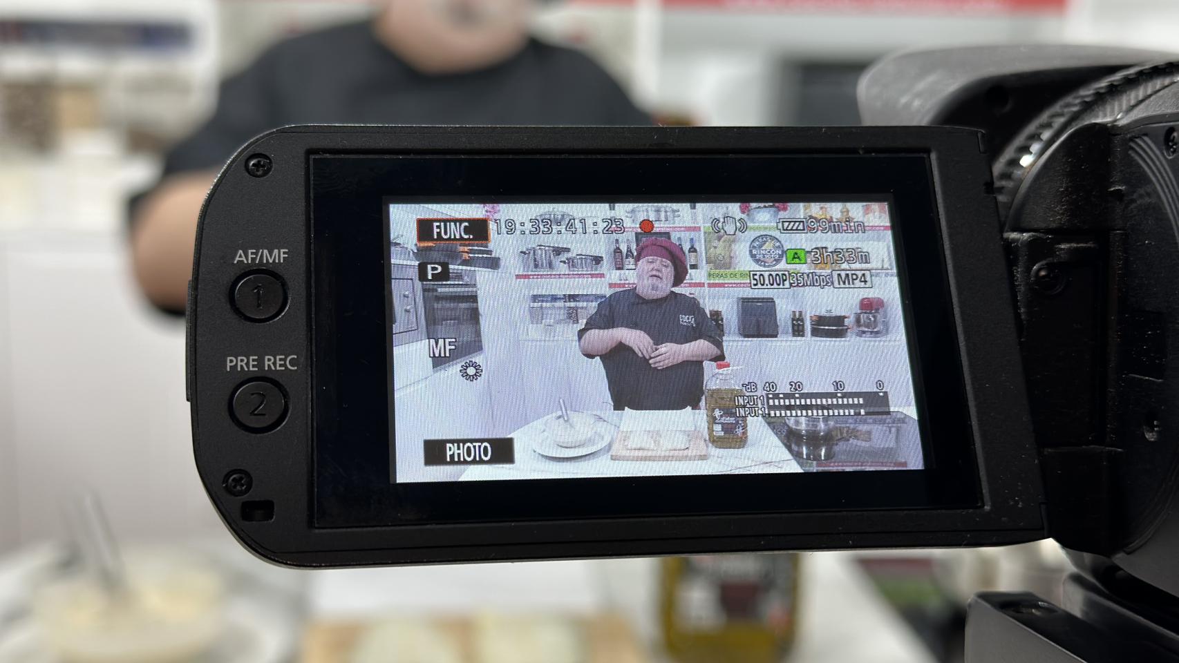 Javier Romero grabando.