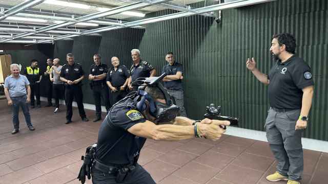 Policías de La Nucía en el simulador de tiro, este viernes.