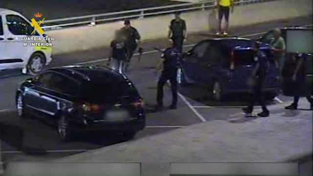 El momento de la detención del violento hombre en el aeropuerto de Alicante.
