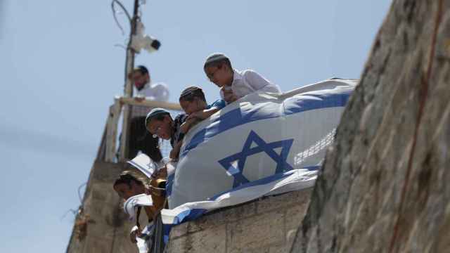 Colonos israelíes observan protestas contra el desahucio de la familia palestina Sub Laban en Jerusalén, el viernes.