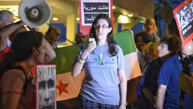 Elizabeth Tsurkov en una manifestación de solidaridad con el pueblo sirio frente a la embajada rusa en Tel Aviv.