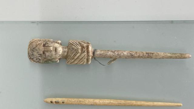 La aguja de pelo tallada en hueso hallada en la Villa romana de la olmeda