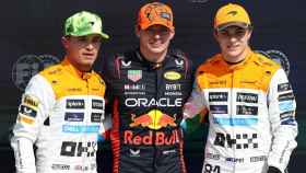 Verstappen, en el centro, escudado por Norris y Piastri.