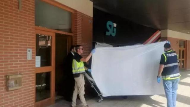 Momento en el que los servicios funerarios se han llevado el cuerpo de la mujer asesinada en Logroño en un presunto crimen machista.